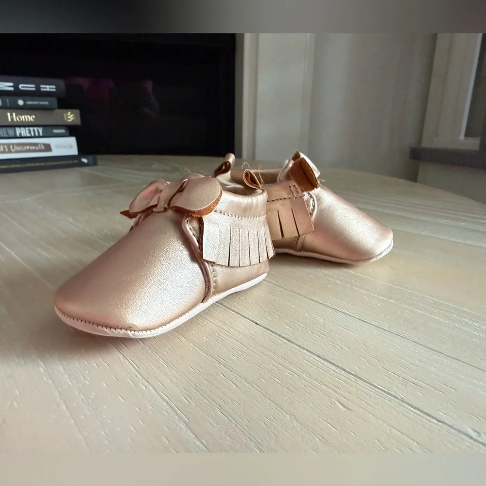 Baby girl Rose Gold Baby Moccasins with fringe & cute bow•like new & boho girly